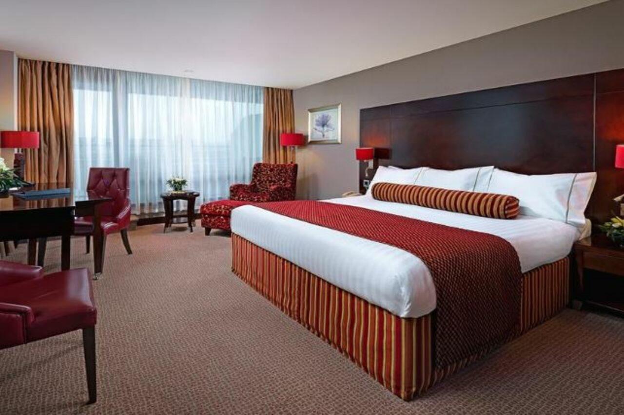 The Savoy Hotel Limerick Junction 외부 사진 A bedroom at the Hilton London Heathrow