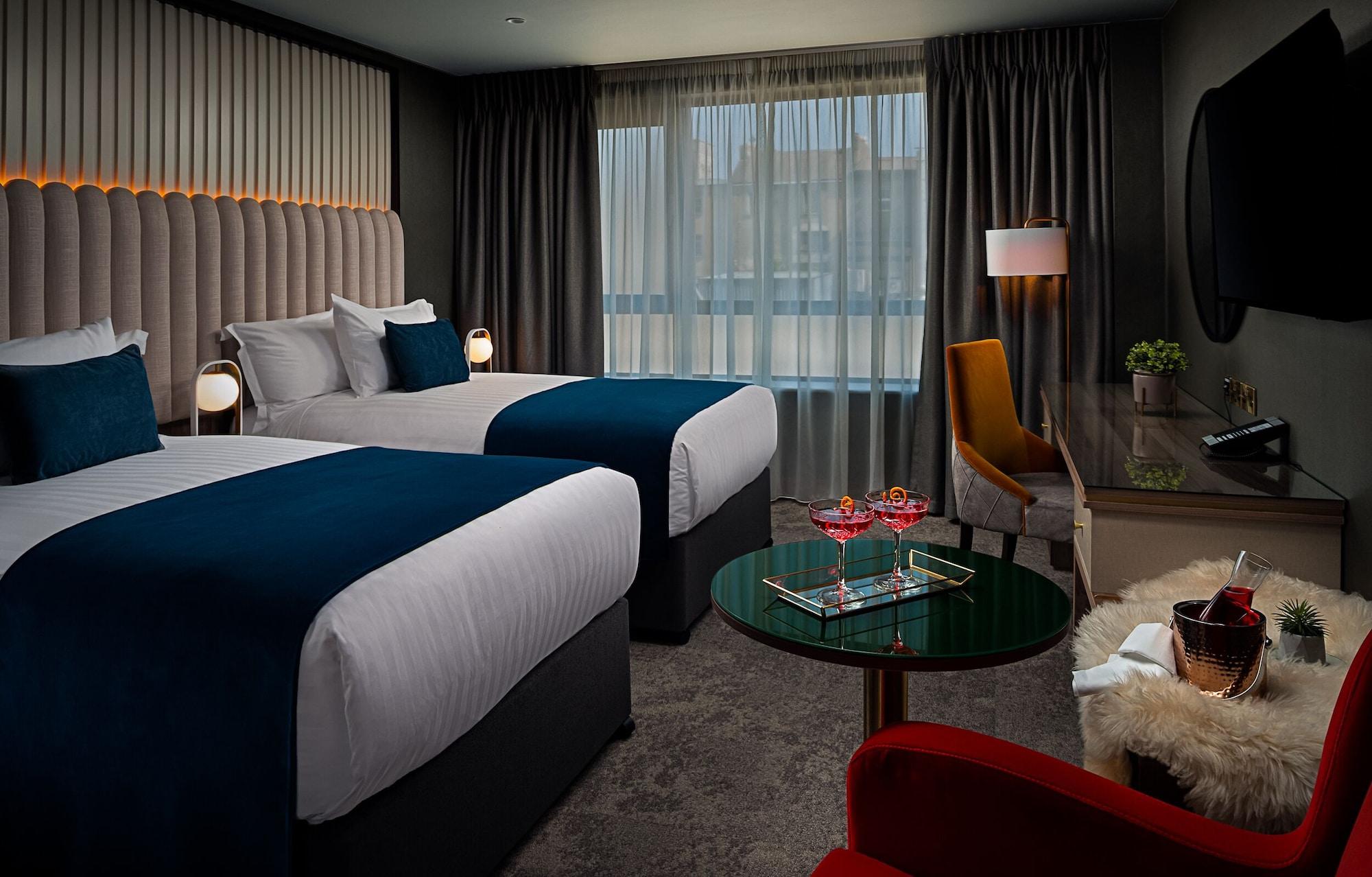 The Savoy Hotel Limerick Junction 외부 사진 A room at the Hilton London West End