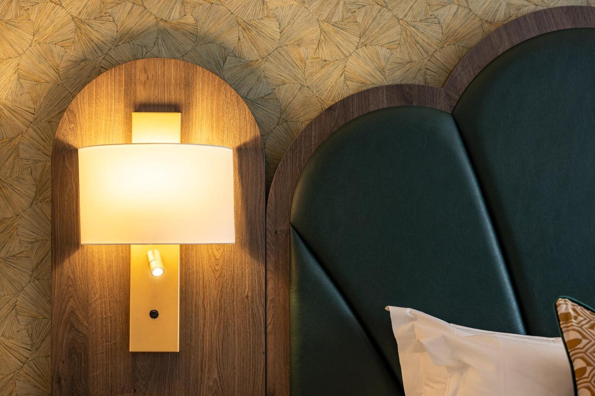 The Savoy Hotel Limerick Junction 외부 사진 A wall light
