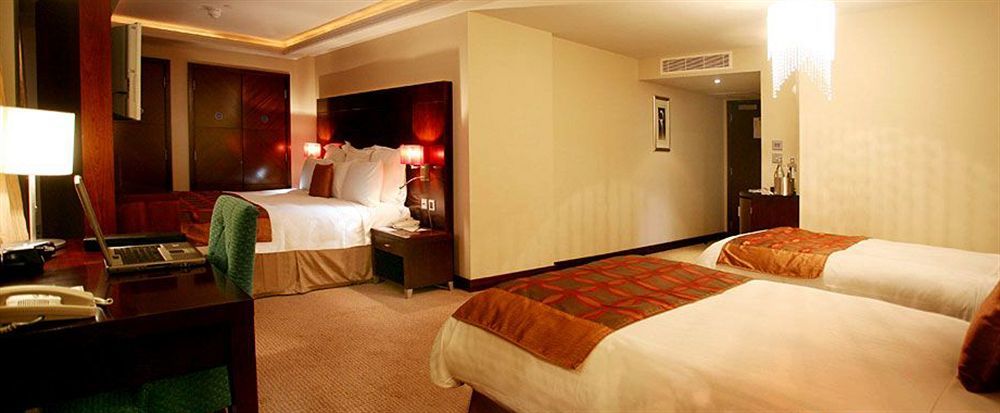 The Savoy Hotel Limerick Junction 외부 사진 A room at the hotel